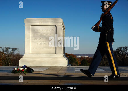 Ehrengarde auf den Wachwechsel Zeremonie am Grab des Unbekannten Soldaten in Arlington National Cemetery. Arlington. Virginia. USA Stockfoto