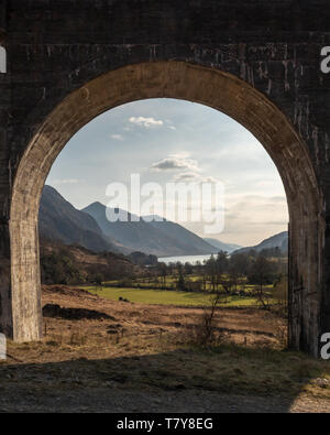 Loch Shiel durch Ann Bogen der Glenfinnan Viaduct eingerahmt. Stockfoto