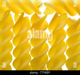 Pasta Wendungen, weißen Studiohintergrund, Lebensmittel, Nahaufnahme, Nahaufnahme, Nahaufnahme Stockfoto