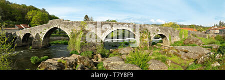 Ponte Maceira Panoramaaussicht, Galizien, Spanien. Antike Steinbrücke aus dem 18. Jahrhundert. Camino de Santiago Fußweg Stockfoto