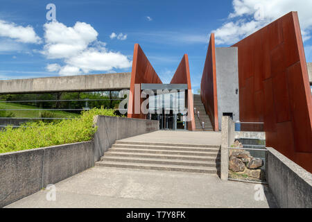 Oradour-sur-Glane, Frankreich - 29 April, 2019: Moderne Eingang zum zerstörten Dorf nach dem Massaker von der deutschen NS-1944, dass es zerstört. Stockfoto