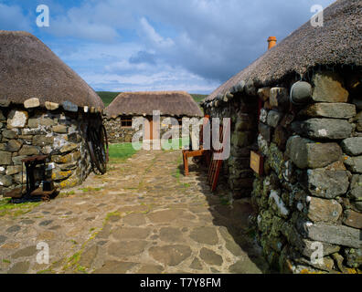 Renoviert und rekonstruiert C 19 croft Gebäude bei Skye Museum der Insel leben, Kilmuir, Schottland, UK: Die alte Schmiede (R), das Haus des Webers (hinten). Stockfoto