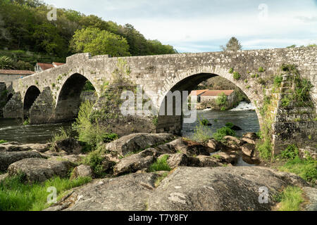 Alte Brücke Ponte Maceira, Galizien, Spanien. Antike Steinbrücke aus dem 18. Jahrhundert. Camino de Santiago Fußweg Stockfoto