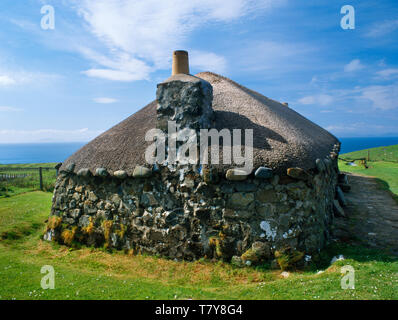 South Giebelseite des Alten Croft House bei Skye Museum der Insel leben, Kilmuir, Schottland, Großbritannien: In den frühen 1800er Jahren erbaut und als Haus der Familie bis 1957 verwendet. Stockfoto