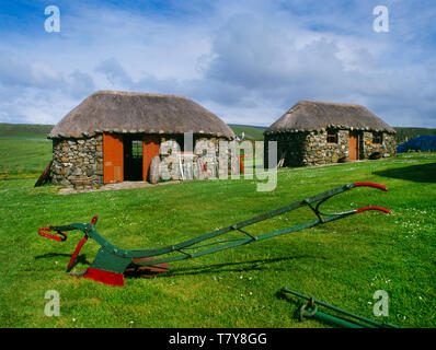 Renoviert und rekonstruiert C 19 croft Bauten auf der Isle of Skye Museum der Insel leben, Kilmuir, Schottland, UK: Die Scheune (L), der Weber Haus (R). Stockfoto