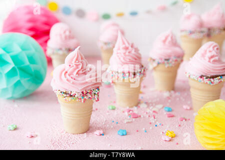 Rosa Softeis mit bunten Streuseln in wenig Waffel cups Stockfoto
