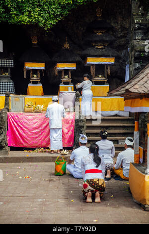 BALI, Indonesien - Januar 27, 2019: Nicht identifizierte Personen durch Pura Goa Lawah Bali, Indonesien. Es ist eine Balinesische Hindu Tempel und einer von sechs heiligsten Pla Stockfoto