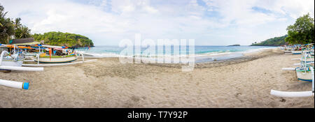 BALI, Indonesien - Januar 27, 2019: Nicht identifizierte Personen bei Virgin Beach in Bali, Indonesien. Es ist eines der beliebtesten Balinesischen Strände. Stockfoto