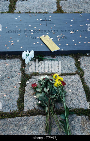 Blumen auf John F. Kennedy gravesite in Arlington National Cemetery. Arlington. Virginia. USA Stockfoto