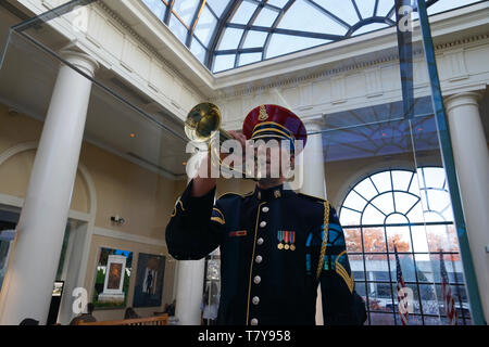 Eine lebensgroße Nachbildung der US-Armee Hornist Staff Sgt. Jesse Tubb im Welcome Center von Arlington National Cemetery. Arlington. Virginia. USA Stockfoto