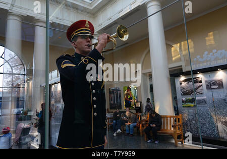 Eine lebensgroße Nachbildung der US-Armee Hornist Staff Sgt. Jesse Tubb im Welcome Center von Arlington National Cemetery. Arlington. Virginia. USA Stockfoto