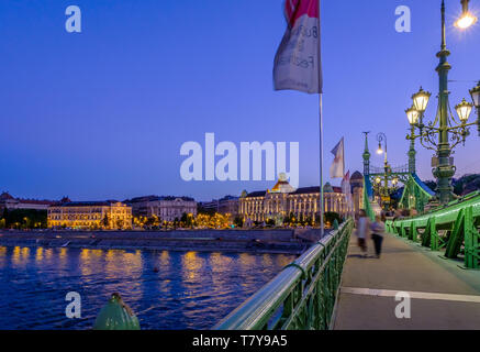 Überqueren die Donau auf der Freiheitsbrücke zabadság hid' in Richtung Buda und Hotel Gellért, in der ungarischen Hauptstadt Budapest, Nacht Exposition Stockfoto