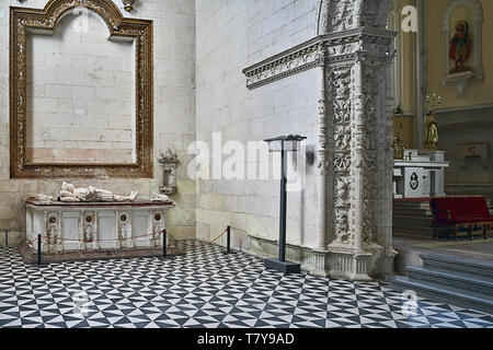 Grab in das Kloster von San Pablo, dass Don Juan Manuel (Neffe von König Alfons X., dem Weisen) für ihn in Peñafiel, Valladolid, Spanien gebaut hatte, Stockfoto