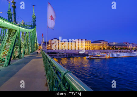 Budapest, Ungarn, Blick von der Freiheitsbrücke zabadság hid' gegenüber Schädlingen und Corvinus Universität "Budapesti Corvinus Egyetem", Donau. Stockfoto