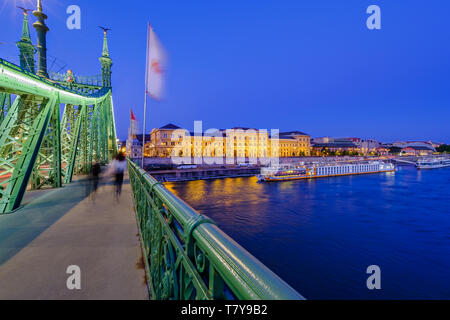 Budapest, Ungarn, Blick von der Freiheitsbrücke zabadság hid' gegenüber Schädlingen und Corvinus Universität "Budapesti Corvinus Egyetem", Donau. Stockfoto