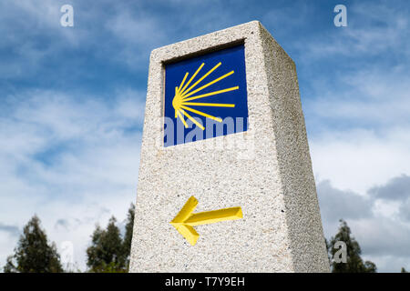 Meilenstein Zeichen des Camino de Santiago. Pilgerfahrt nach Santiago de Compostela anmelden Stockfoto