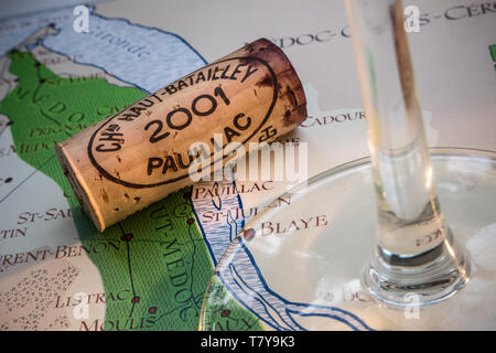 Pauillac Bordeaux französischer Wein cork Tour Karte Verkostung Konzept, mit Weinglas, 2001 Pauillac Korken in Nahaufnahme, auf alten historischen Bordeaux Wein Bereiche Karte Stockfoto