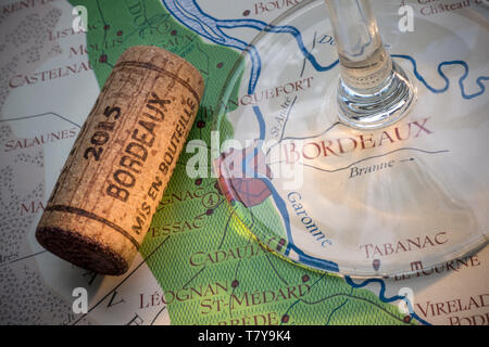 Bordeaux Französisch Wein Tour Tour Reise Verkostungskonzept, Weinglas Stamm, Jahrgang 2015 Bordeaux Kork in Nahaufnahme, auf alten historischen Bordeaux Weingebiete Karte Stockfoto