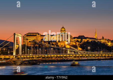 Donau, Blick von der Freiheitsbrücke zabadság híd" in Richtung Schloss Buda und Elizabeth Bridge' Erzsébet híd" in der Nacht, Budapest/Ungarn. Stockfoto