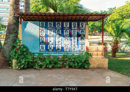 Santa Clara, Kuba April 16, 2019: ein Foto geschossen von einem Wandbild mit Foto und Namen von kubanischen Athleten in 1976 getötet bei der Explosion der Ebene aufgrund eines Stockfoto