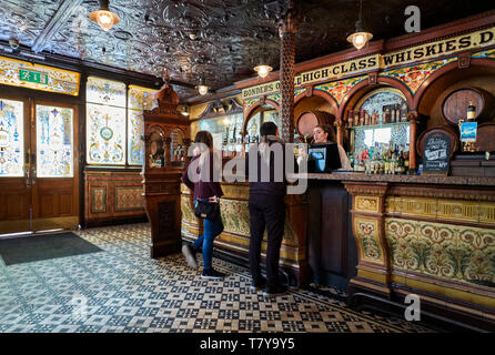 Der hoch dekorierte und gefliesten Innenraum des Crown Public House in der Great Victoria Street, Belfast, Nordirland Stockfoto