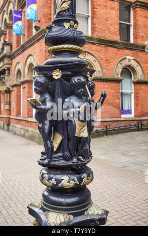 Auf einem Gusseisen Spalte außerhalb der Ulster Hall in Bedford Street, Belfast, Nordirland Detail Stockfoto