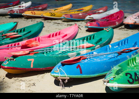 Vielen bunten alten Kanus Kajaks am Strand von Nang Rum Beach, Sattahip, Chonburi, Thailand Stockfoto