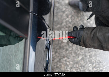 Eine Person, die Risse der Beifahrertür auf einem Auto Perspektive von oben Stockfoto