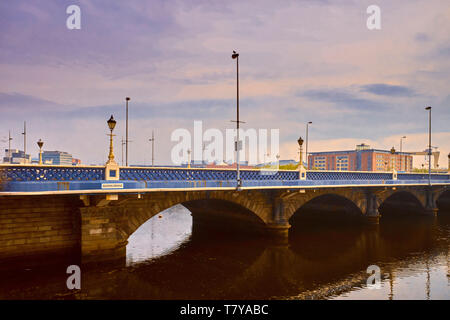 Queens Brücke über den Fluss Lagan im Zentrum von Belfast, Nordirland Stockfoto