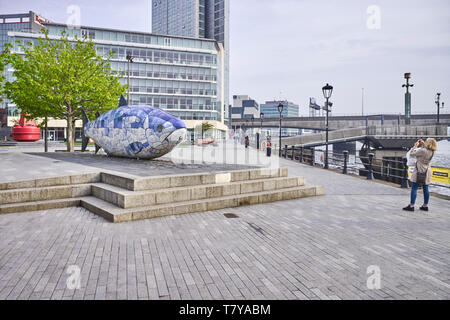 Die Lachse des Wissens Skulptur von John Freundlichkeit in Donegall Street, Belfast, Nordirland Stockfoto