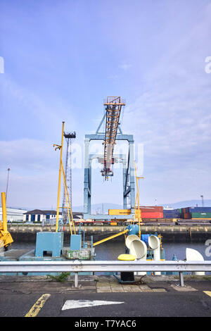 Container entladen Kran im Hafen von Belfast, Nordirland Stockfoto