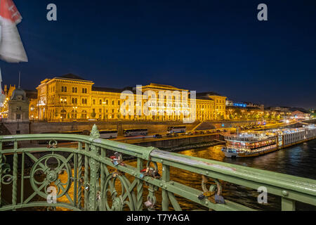 Budapest, Ungarn, Blick von der Freiheitsbrücke zabadság hid' gegenüber Schädlingen und Corvinus Universität "Budapesti Corvinus Egyetem", Donau. Stockfoto