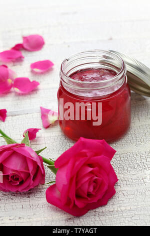Hausgemachte Rosenblüte Marmelade im Glas Stockfoto