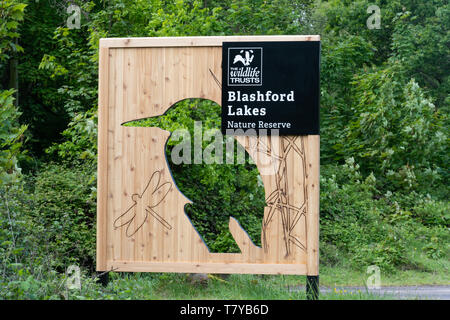 Holzschild mit einem Kingfisher Form bei blashford Seen Naturschutzgebiet der Wildlife Trusts in Hampshire, Großbritannien Stockfoto