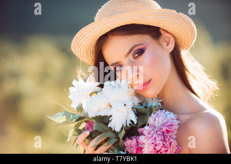 Das ist mein bester Urlaub überhaupt. Sommer Mädchen mit langen Haaren. Frau mit Fashion makeup. Gesichts- und Hautpflege. Reisen im Sommer. Frühling Frau Stockfoto