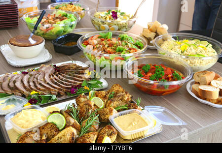 Vorbereitung von einem kalten Buffet. Stockfoto