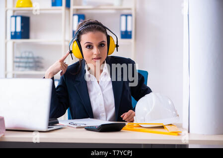 Junge weibliche Architekt die Arbeit im Büro Stockfoto