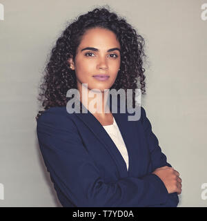 Porträt einer wunderschönen lateinamerikanischen Geschäftsfrau an Kamera suchen Stockfoto