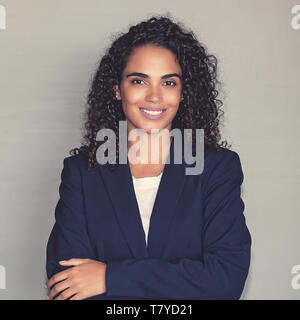 Porträt eines lateinamerikanischen Geschäftsfrau an Kamera suchen Stockfoto