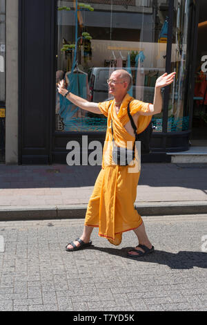 Antwerpen, Belgien - 14 Juli, 2018: indischer Mönch in der großen Stadt Antwerpen während einer indischen Parade Stockfoto