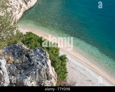 Felsige Klippe über versteckte Strand in Kroatien auf sonnigen Sommertag Stockfoto