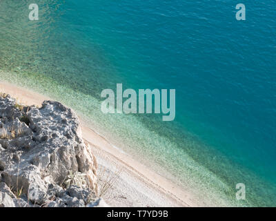 Malerische Luftaufnahme auf versteckten Strand Nugal in Kroatien in der Sommersaison Stockfoto