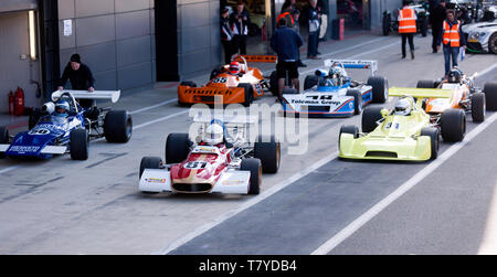 Historische Formel 2 Autos Form in der Boxengasse, bevor ihre Parade schoß, während der 2019 Silverstone Classic Media Day Stockfoto