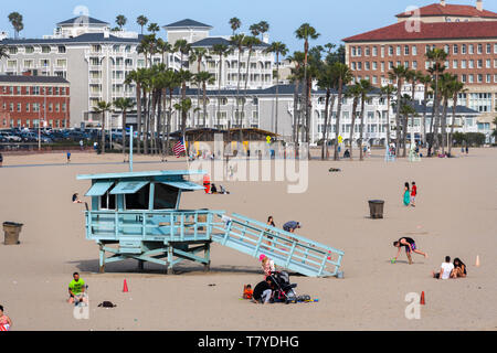 Santa Monica, Los Angeles, Kalifornien, USA: lifeguard Tower und Spaziergänger am Strand *** Local Caption *** Stockfoto