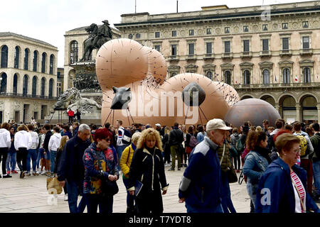 Einweihung des "Leidens Majestät", eine Installation von Gaetano Pesce, in Piazza Duomo, Mailand, Italien. Mit: Atmosphäre, wo: Mailand, Lombardei, Italien Wann: 02 Jan 2014 Credit: IPA/WENN.com ** Nur für die Veröffentlichung in Großbritannien, den USA, Deutschland, Österreich, Schweiz ** verfügbar Stockfoto