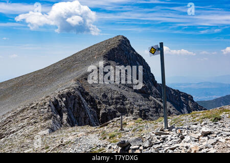 Blick auf den Gipfel Skolio benannt und Wegweiser der E4 Europäischer Fernwanderweg auf dem Olymp, dem höchsten Berg Griechenlands und Heimat der Ein Stockfoto