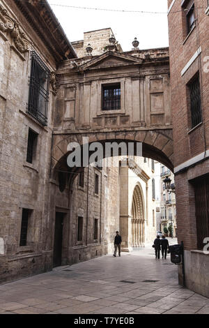 Spanien, Valencia, Torbogen in der Calle de la Barchilla und Fassade der Kathedrale von Valencia Foto Federico Meneghetti/Sintesi/Alamy Stock Foto Stockfoto