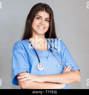 Porträt der schönen mexikanischen Krankenschwester an Kamera suchen Stockfoto