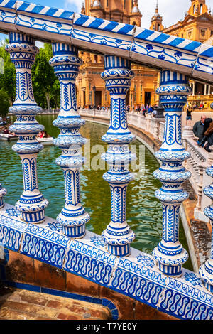 Detail auf einer Brücke an der Plaza de Espana in Sevilla in der Region Andalusien in Spanien Stockfoto