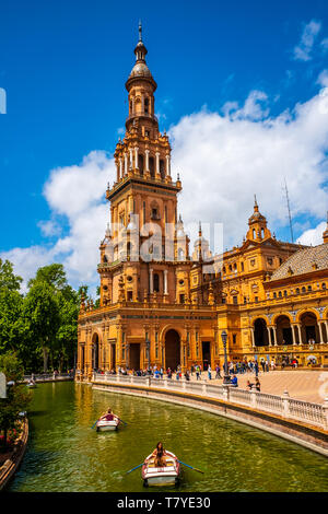 Die Plaza de Espania ist ein Platz im Park in Sevilla gebaut 1928 für den ibero-amerikanischen Ausstellung von 1929 ein Beispiel für die Renaissance Stockfoto